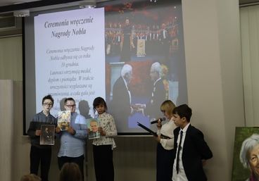 Inscenizacja z udziałem uczniów wieluńskich szkół w Bibliotece Miejskiej - dotyczyła Nagrody Nobla